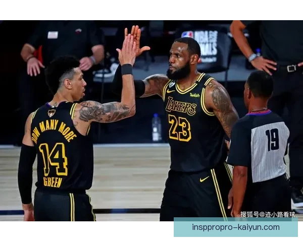 西布朗队长的表现逐渐增强，展现出强大领袖气质与团队凝聚力