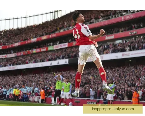 赖斯比赛风格稳健，防守覆盖广且出球能力持续提升